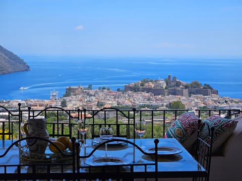 Seating area, Dining area, Sea view