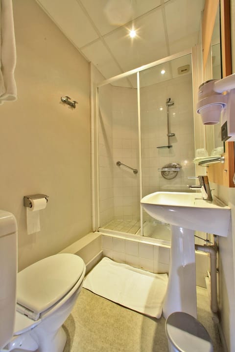 Logis Hôtel Le Lion d'Or Hotel in Centre-Val de Loire