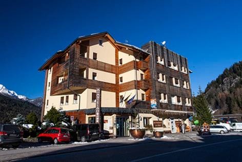 Property building, Day, Street view, Parking