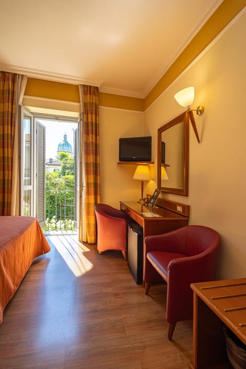 Bed, TV and multimedia, Living room, Photo of the whole room, Bedroom