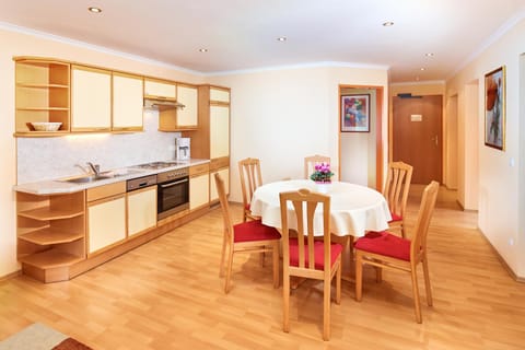 Kitchen or kitchenette, Photo of the whole room, Dining area