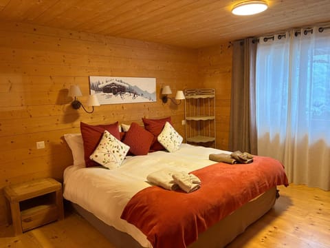 Photo of the whole room, towels