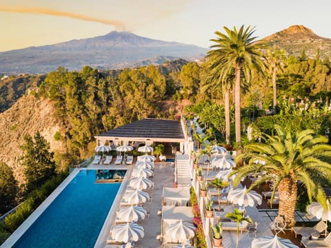 Natural landscape, View (from property/room), Mountain view, Pool view, Swimming pool, sunbed