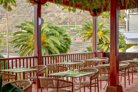 Restaurant/places to eat, Spring, Day, Garden, View (from property/room), Balcony/Terrace, Banquet/Function facilities, Garden view