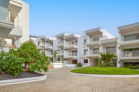 Property building, Spring, Day, Neighbourhood, Garden, City view, Garden view, Street view