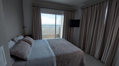 Bed, TV and multimedia, Photo of the whole room, Bedroom, Sea view, Family