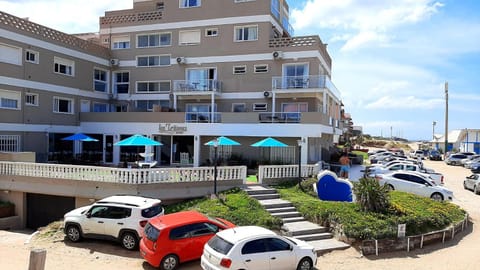 Property building, People, Solarium, Landmark view, Sea view, Parking