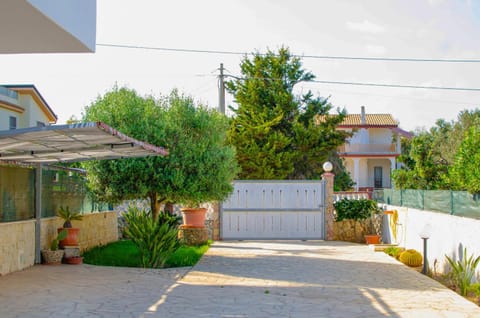 Facade/entrance, Garden, Garden, Garden view, Parking