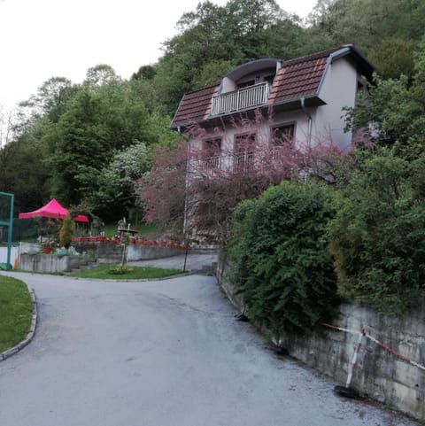 Property building, Facade/entrance, Garden view, Parking