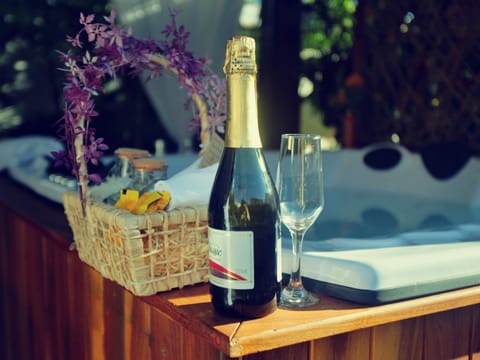 Natural landscape, Hot Tub, Alcoholic drinks