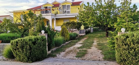 Property building, Facade/entrance, Garden, Parking