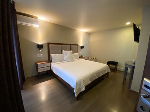 TV and multimedia, Photo of the whole room, Bedroom, air conditioner