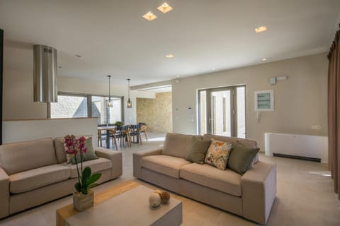 Living room, Dining area, Garden view