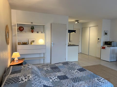 Photo of the whole room, Bedroom, wardrobe