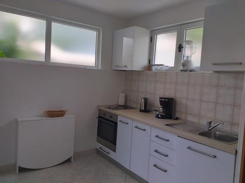 Kitchen or kitchenette, pet friendly, stove