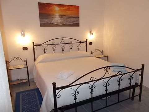 Bed, Photo of the whole room, Decorative detail, Bedroom