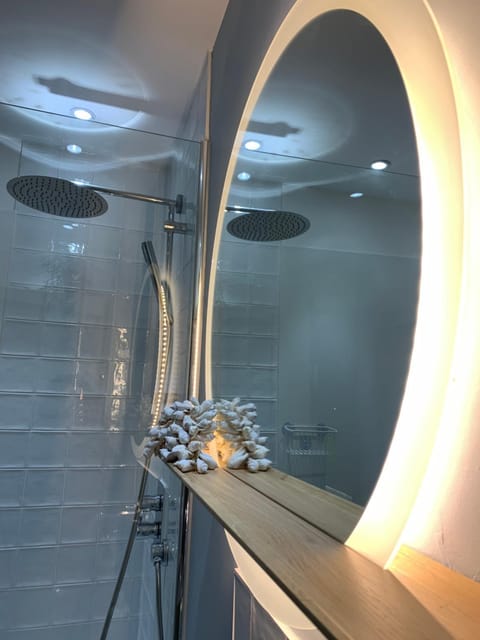 Ocean Drive Deluxe Apartment Continental Breakfast & Tray Apartment in Brean