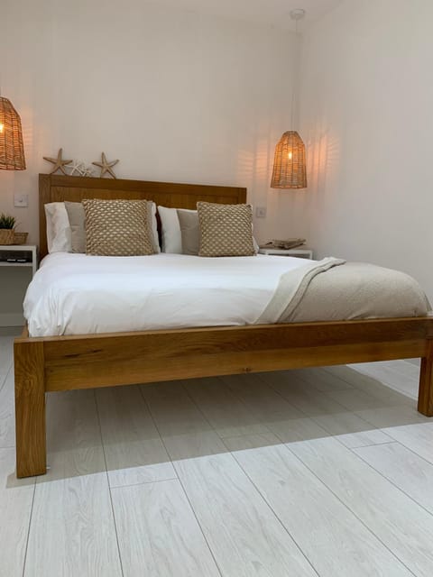 Ocean Drive Deluxe Apartment Continental Breakfast & Tray Apartment in Brean