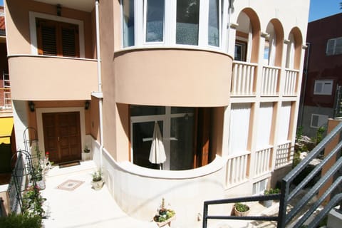 Property building, Patio, Facade/entrance, Day, BBQ facilities, Balcony/Terrace, Inner courtyard view, internet, locker