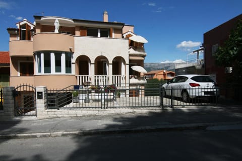 Property building, Nearby landmark, Restaurant/places to eat, Facade/entrance, Day, Neighbourhood, Natural landscape, Fishing, Snorkeling, Balcony/Terrace, Balcony/Terrace, Beach, Tennis court, Canoeing, Cycling, Area and facilities, Sports, Location, Parking, furniture, internet, locker, towels, washing machine