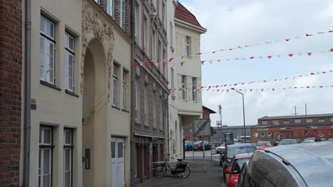 Neighbourhood, Decorative detail, Street view