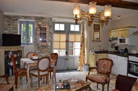 TV and multimedia, Kitchen or kitchenette, Seating area