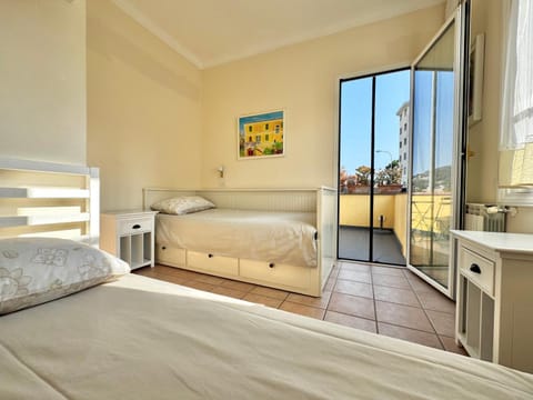 Villa Angelina Holiday Homes I Casa Limone I Villa in città I 6 ospiti I Mare 5 min I Giardino I Parcheggio privato Apartment in Vallecrosia