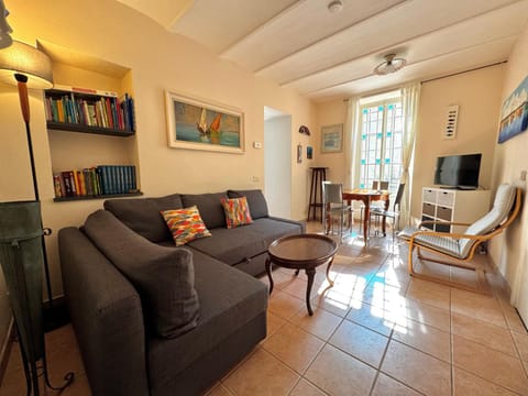 Villa Angelina Holiday Homes I Casa Limone I Villa in città I 6 ospiti I Mare 5 min I Giardino I Parcheggio privato Apartment in Vallecrosia