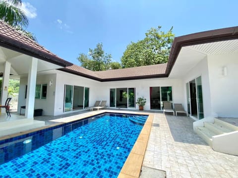 Property building, Patio, Day, Pool view, Swimming pool, sunbed