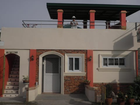 Communal lounge/ TV room, Balcony/Terrace