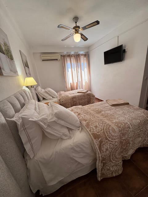 Bed, TV and multimedia, Photo of the whole room, Bedroom, towels, air conditioner