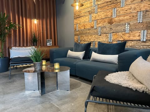 Restaurant/places to eat, Lounge or bar