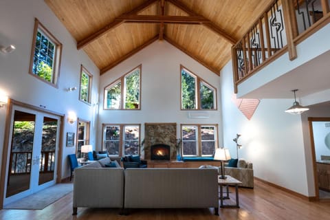 A Blue Sky Lodge House in Tuolumne County