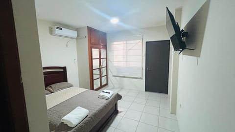 Bed, TV and multimedia, Photo of the whole room, Bedroom, wardrobe, air conditioner