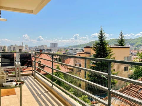 Balcony/Terrace, City view, Mountain view