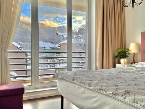 Bed, Natural landscape, View (from property/room), Balcony/Terrace, Living room, Photo of the whole room, Seating area, Bedroom, Mountain view