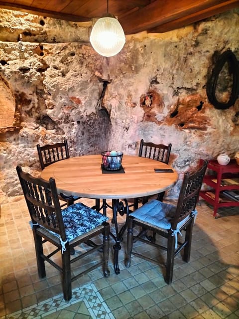 Charmante Maison Troglodyte House in Occitanie