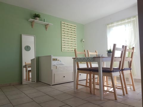 Bed, Living room, Photo of the whole room, Seating area, Dining area