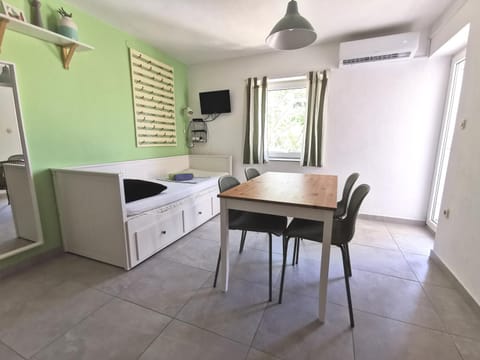 Bed, Living room, Seating area, Dining area, air conditioner