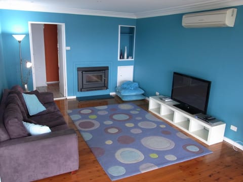 A LAKEHOUSE ESCAPE - a Waterfront Reserve on shores of Lake Macquarie House in Lake Macquarie