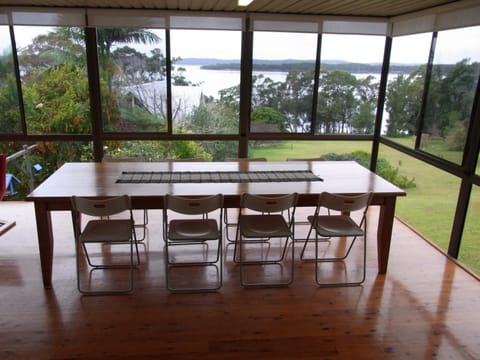 A LAKEHOUSE ESCAPE - a Waterfront Reserve on shores of Lake Macquarie House in Lake Macquarie