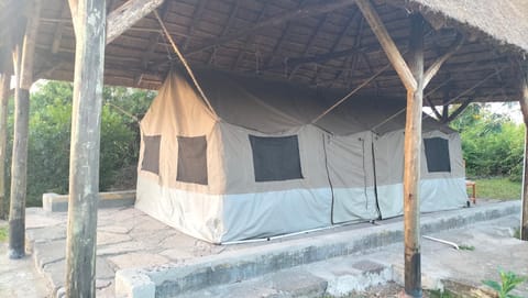 Engiri Game Lodge and Campsite Camping /
Complejo de autocaravanas in Uganda
