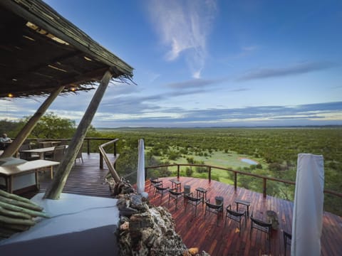 Property building, Restaurant/places to eat, View (from property/room), Decorative detail, Mountain view, Dinner, Sunset