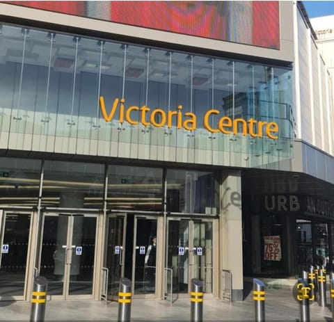 "Snooze Central" - Apartments above Victoria Centre Shopping Centre - most Central Location on Milton Street next to the Hilton Hotel - Apartments with up to 4 Beds - Cook as you would at Home - Outdoor Parking for Cars or Vans at five pounds a day Condo in Nottingham
