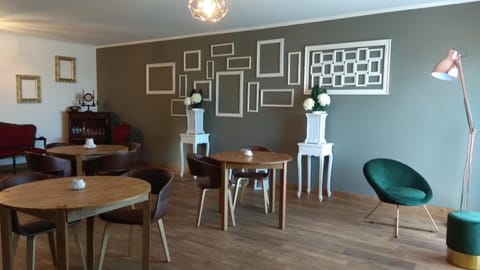 Property building, Living room, Lounge or bar, Other, Seating area