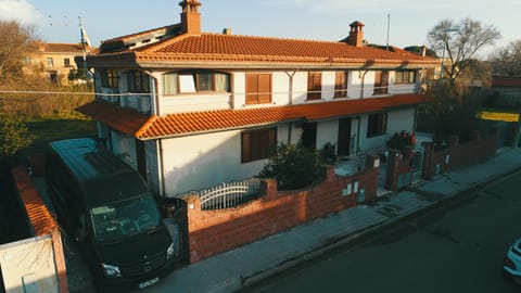 Property building, Day, Garden, Balcony/Terrace, Street view