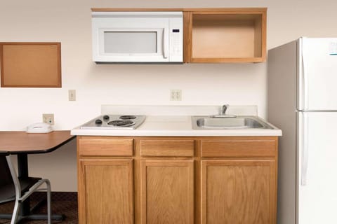 Kitchen or kitchenette, Bedroom, stove