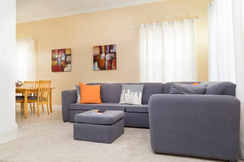 Choose To Be Happy at The Westbury - Two Bedroom Apartment Condominio in Kingston