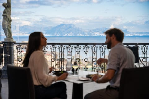 Restaurant/places to eat, Balcony/Terrace, Food, City view, Sea view