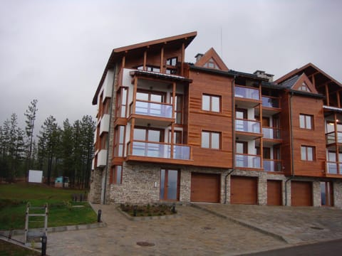 Facade/entrance, Neighbourhood, On site, Street view, Area and facilities